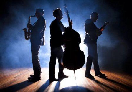 В ресторане играет джаз...