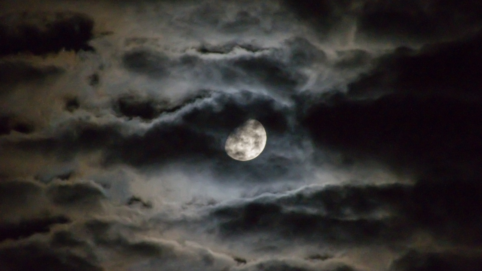 Clouded moon. Темное небо. Мрачное небо с луной. Луна на небе. Лунное небо.