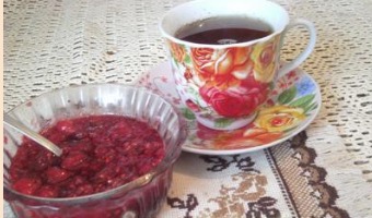 Чай с малиновым вареньем