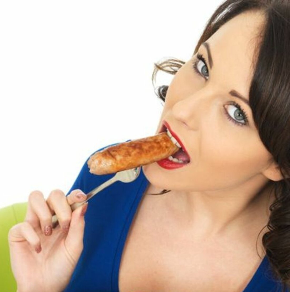 Голодная женщина видео. Девушка ест. Девушка ест колбасу. Голодная девушка. Девушка с колбасой.