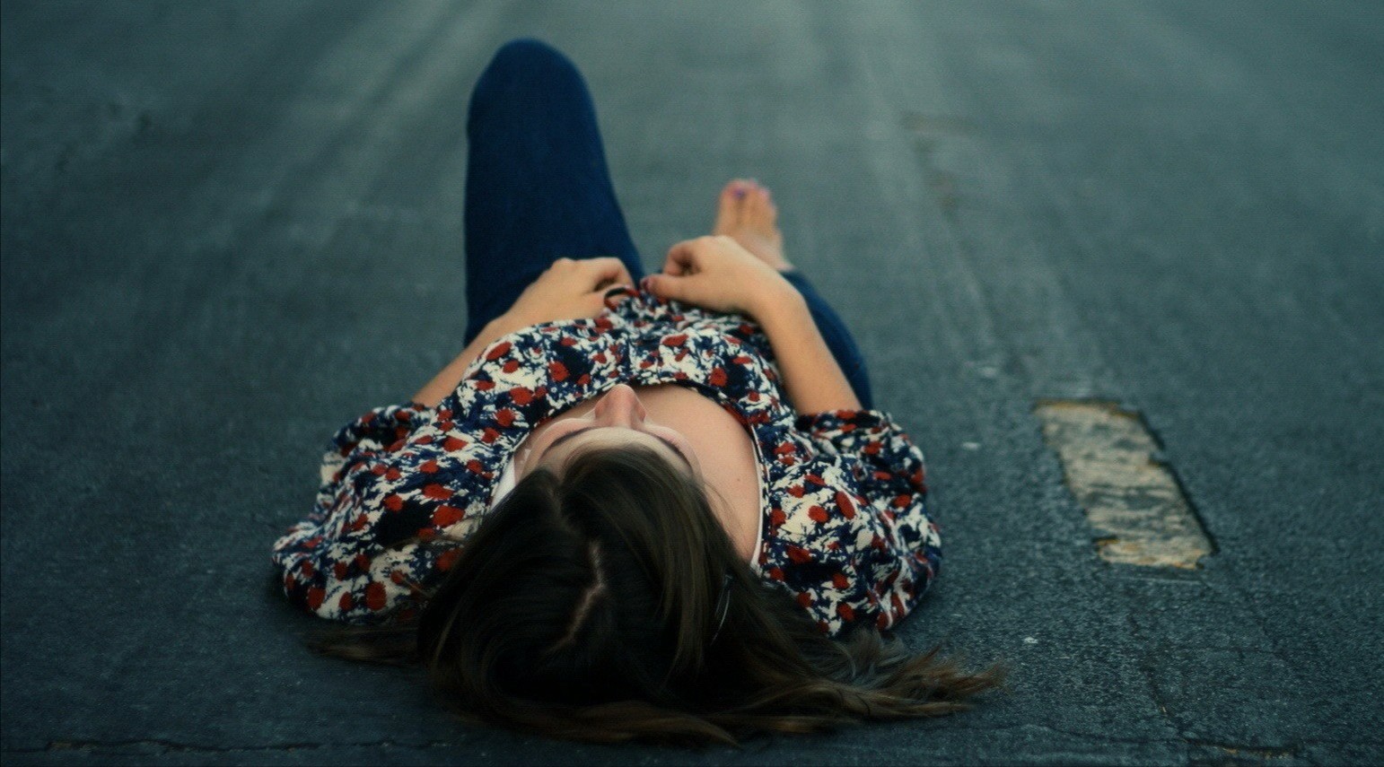 Устаю от дороги. Девушка лежит на асфальте. Девушка лежит на трассе. Девушка грустит. Девушка лежит на обочине.