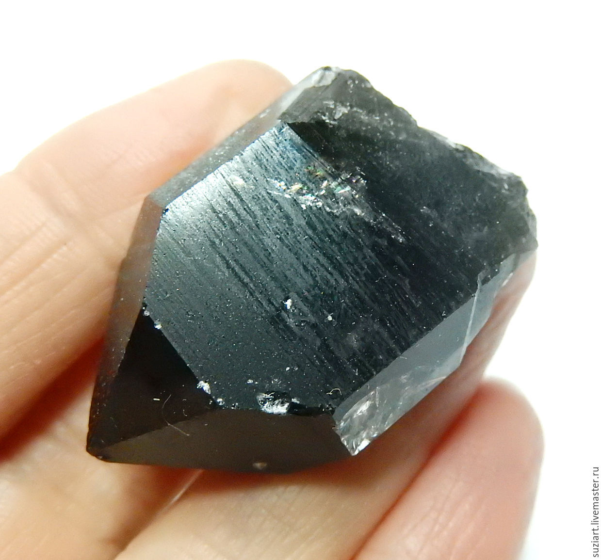 Черная кристаллическая порода. Физгиг тёмный Кристалл. Черный Кристалл цвет. Черный Кристалл камень. Маленькие Кристаллы.