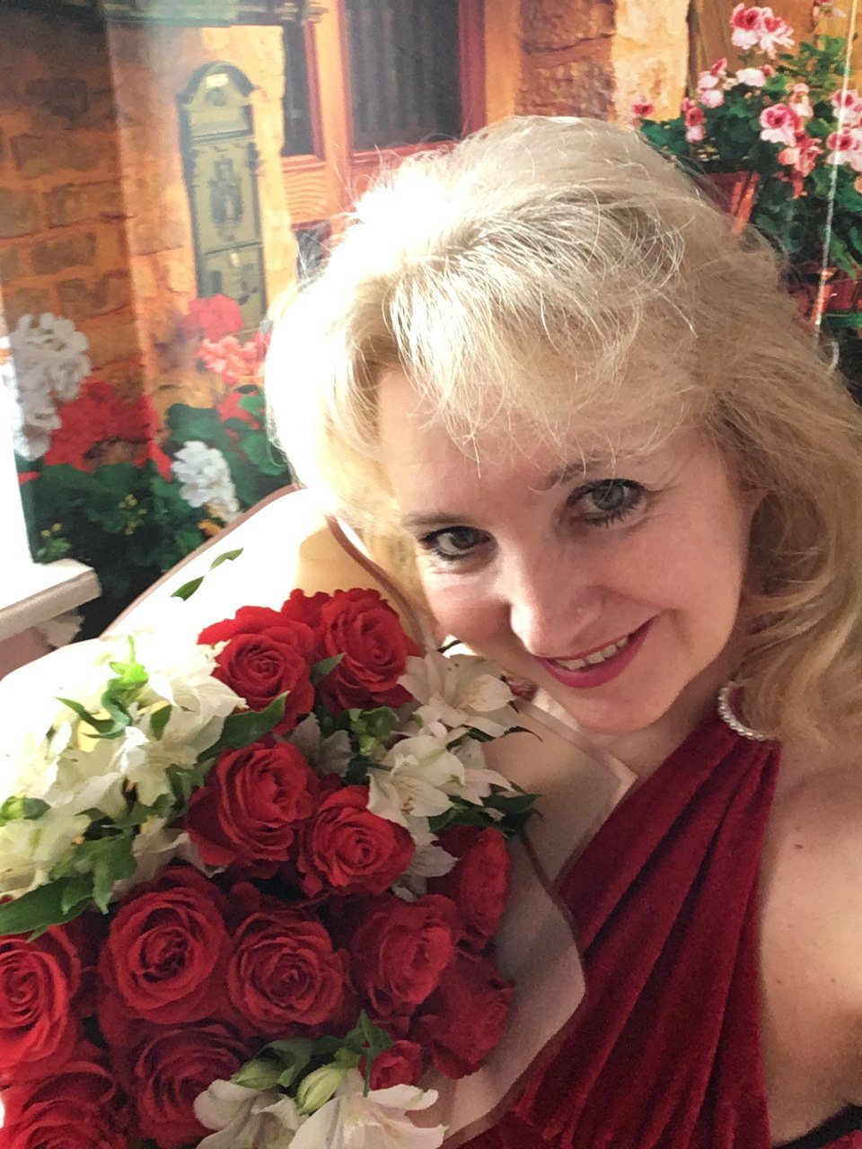 Ты и нежных роз букет. Посвящение С. Т. 8057