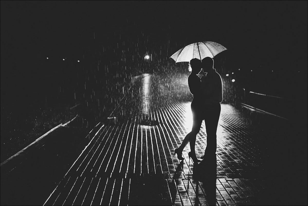 Гуляй мимо. Дождь ночью. Человек ночью под дождем. Парень и девушка под дождем. Дождь любви.