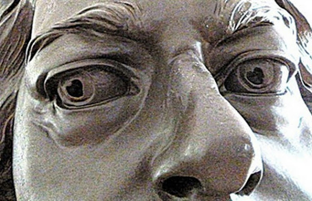 Глаза медного всадника крупным планом