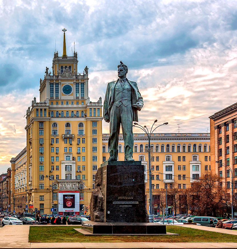 Памятник маяковскому в москве