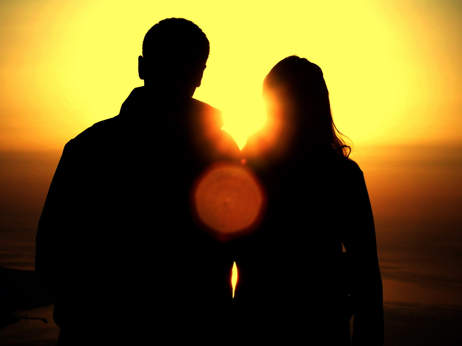 Закат вместе. Мужчина и женщина на закате. Два человека на закате. Два силуэта на закате солнца.