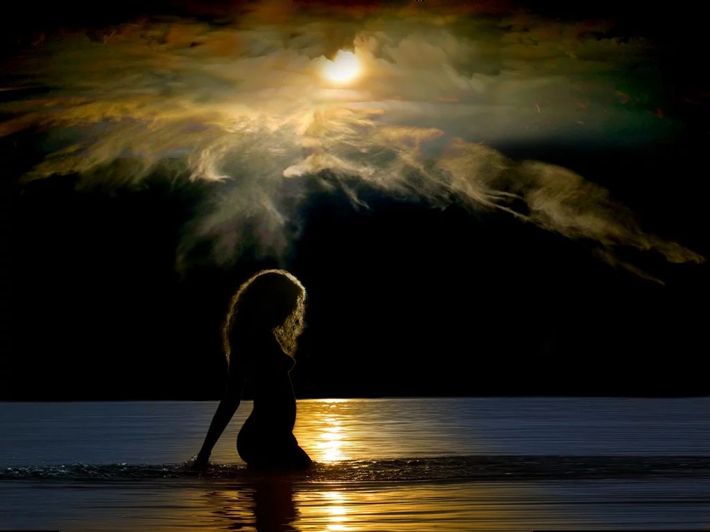 Луна купается. Ночное купание. Ночное купание в море. Девушка в лунном свете. Купание под луной.