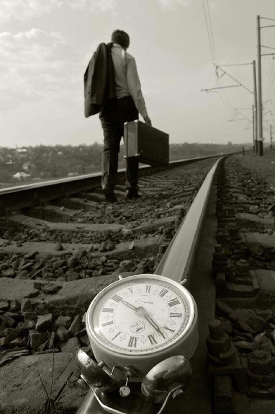 Опоздаешь никуда. Уходящий поезд. Поезд ушел. Опоздал на поезд. Жизнь уходит.
