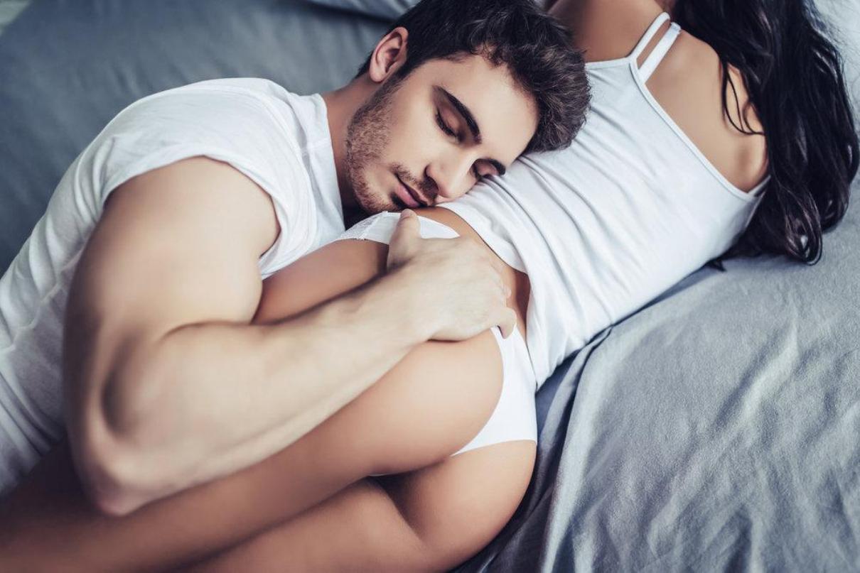 Тест на отношения: о чём говорят позы, в которых вы спите с любимым человеком