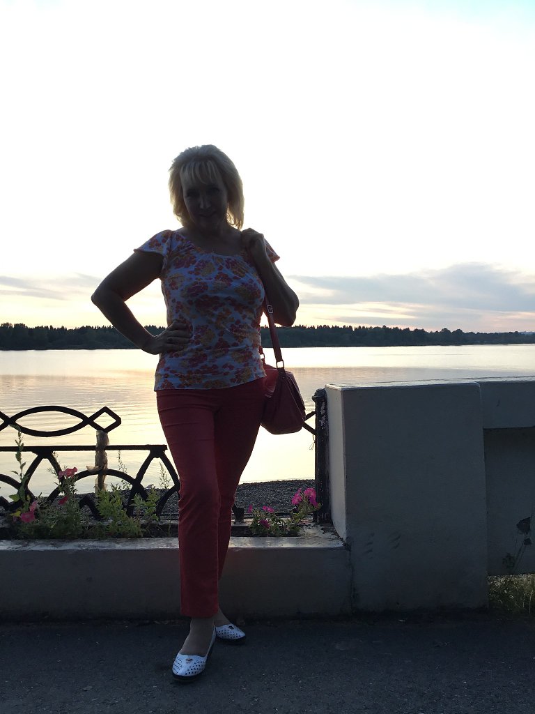 Стоишь на светлом берегу. Посвящение С. Т. 8216