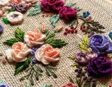 Цветы на скатерти