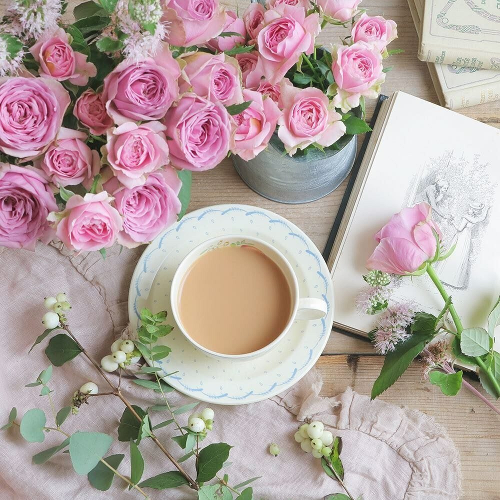Доброе утро картинки красивые. Нежные цветы и кофе. Кофе и цветы. Нежный букет и кофе. С добрым утром.