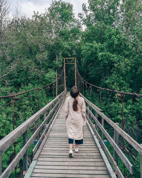 На покосившемся мосту...