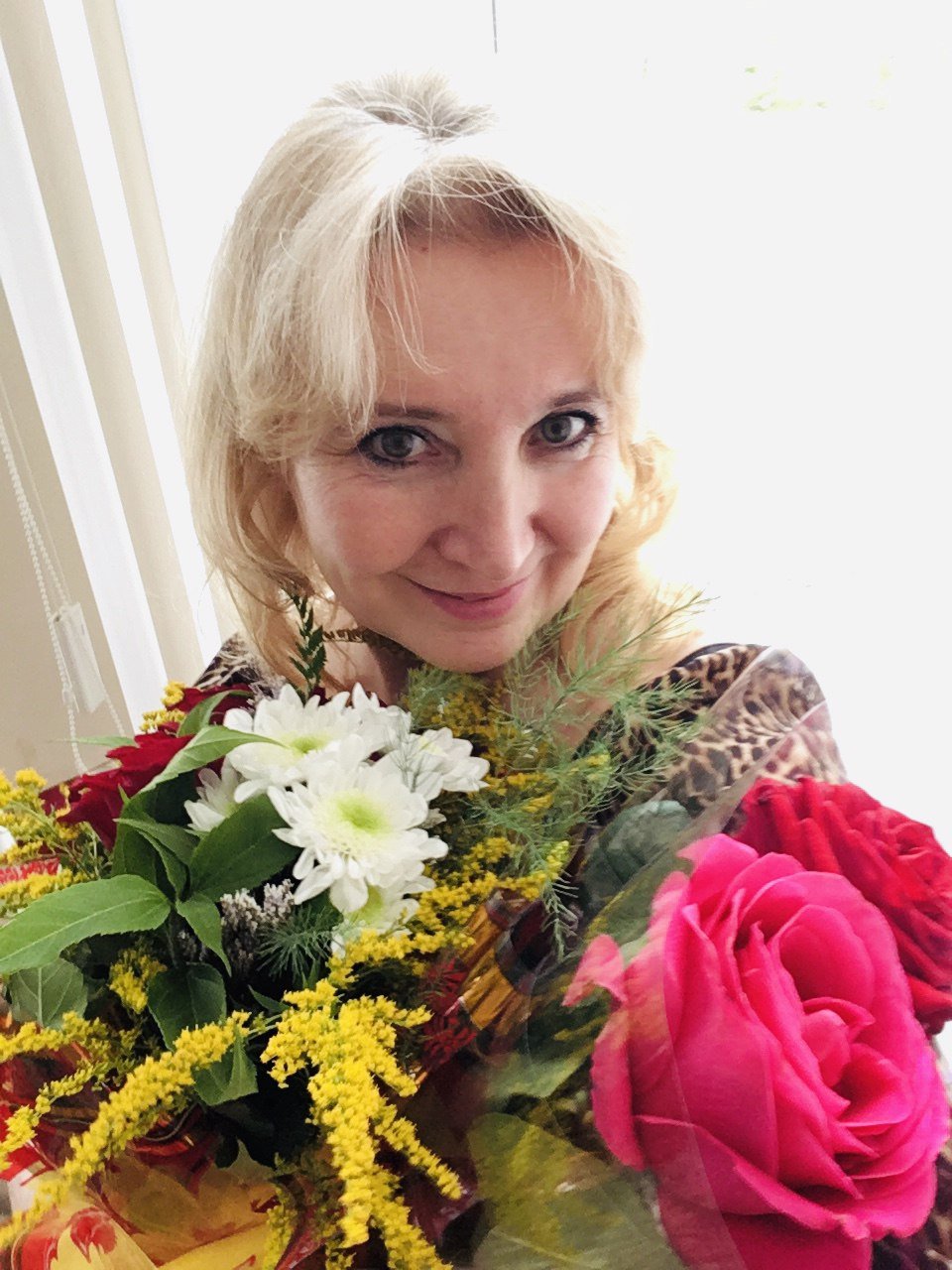 Ты стоишь с цветами у окна. Посвящение С. Т. 8374