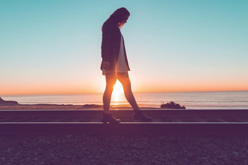 девушка с чемоданом на дороге. дорога к счастью. странник идет по дороге. бегущий человек. екатерина миноцкая.