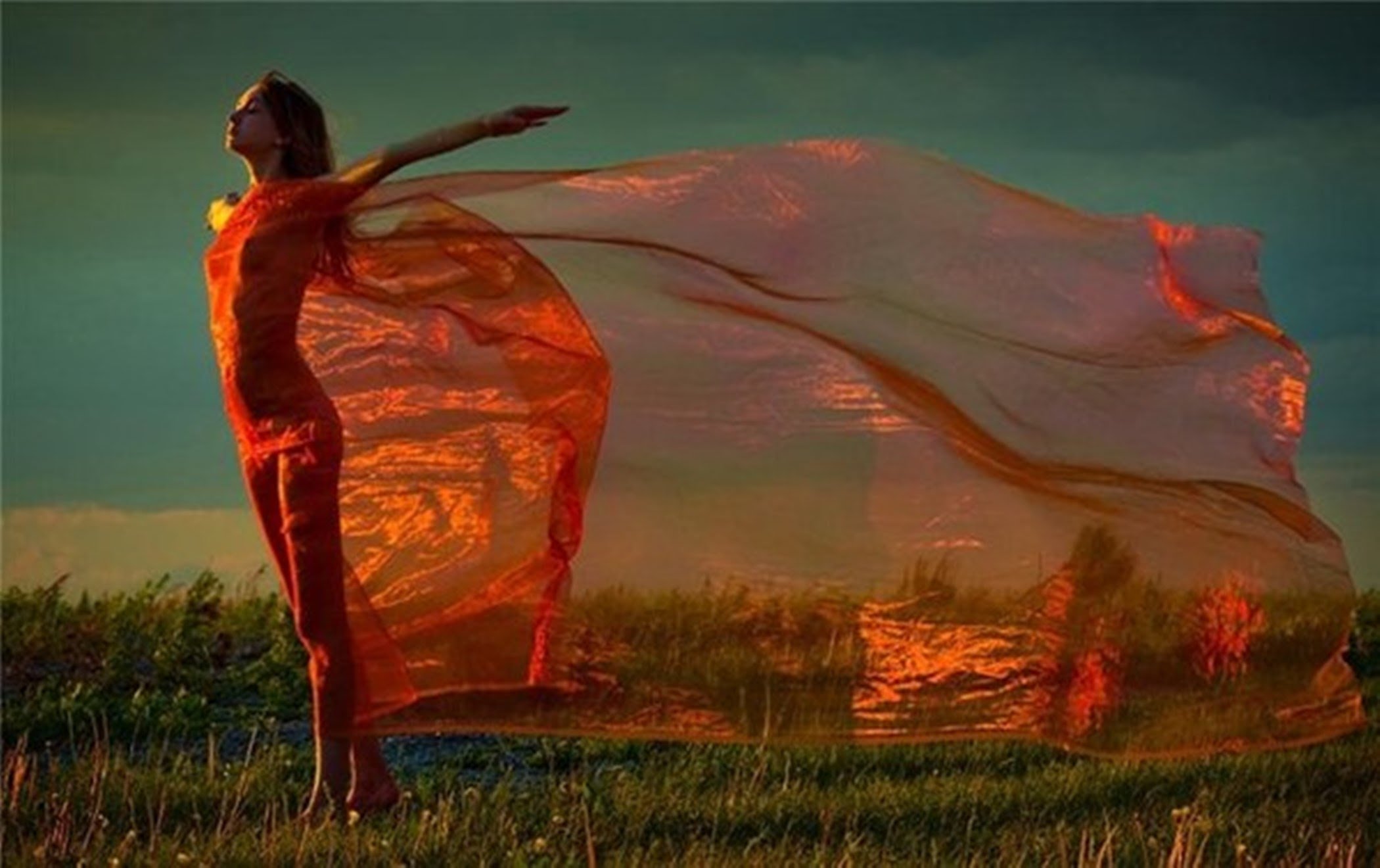 Находиться на грани жизни. Страсть к жизни. Красота души и тела. Девушка Танцующая в ветре. Душевный порыв.