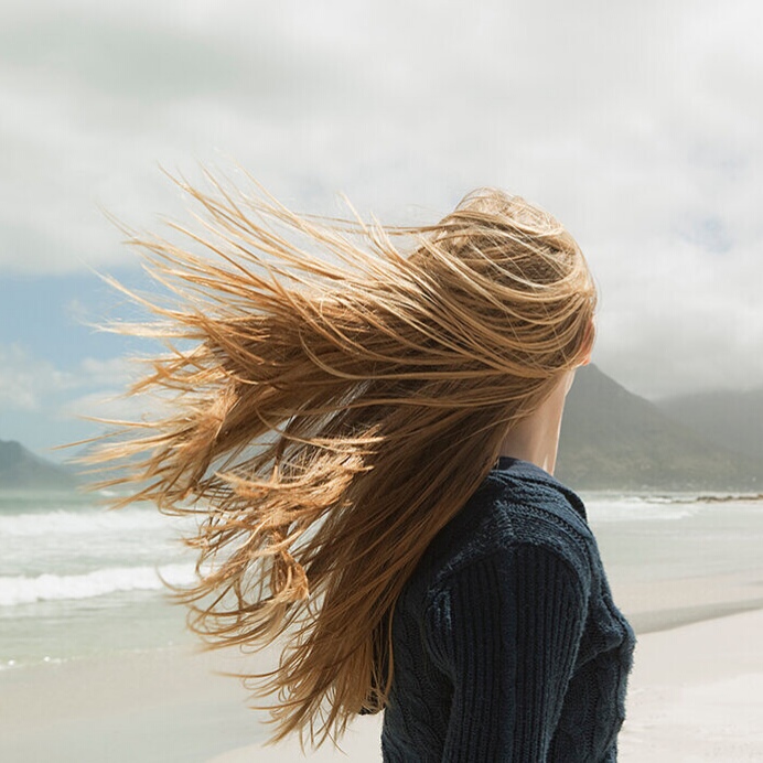 Прическа на длинные волосы ветер в волосах