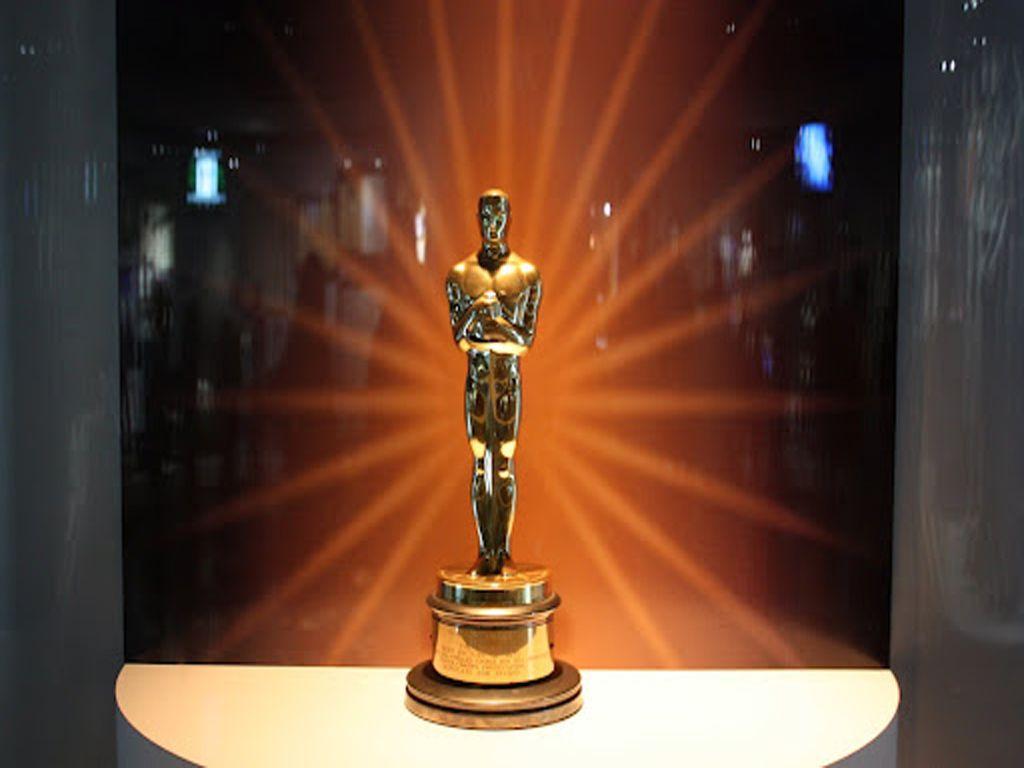 Премия своим. Оскар (кинопремия). Оскар награда. Оскар (кинопремия, 2002). Оскар Голливуд статуэтка.