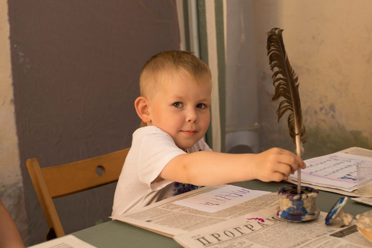 рисуем и пишем. как научить ребенка писать. леворукий ребенок в школе. детский фотосет письмо деду морозу. малыш как писать.