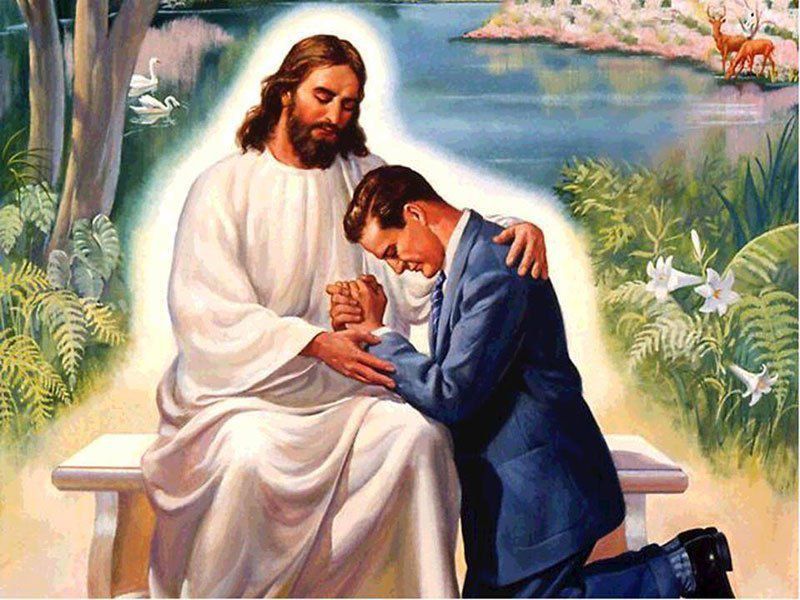 Мама за столом, в углу икона