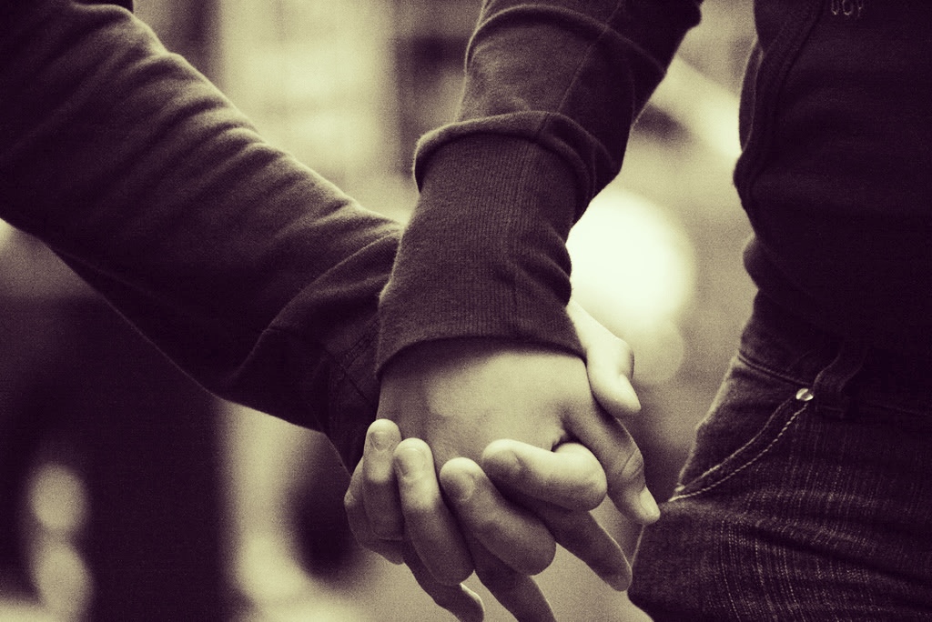 Я стал сильнее рядом с тобой. За руку. Держатся за руки. Руки влюбленных. Крепко держаться за руки.