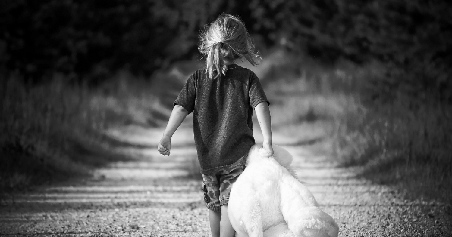 сбежал из дома. грустные картинки на аву. что значит уходящий ребенок. доброта и любовь. что значит уходящий ребенок.