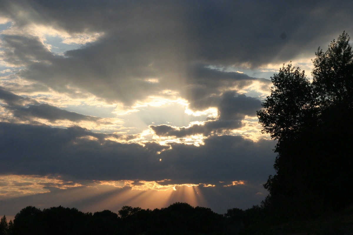солнце закатилось темно серой. солнце закатившееся за горизонт. солнце закатилось темно серой. рассвет над иркутском. брезжит заря.