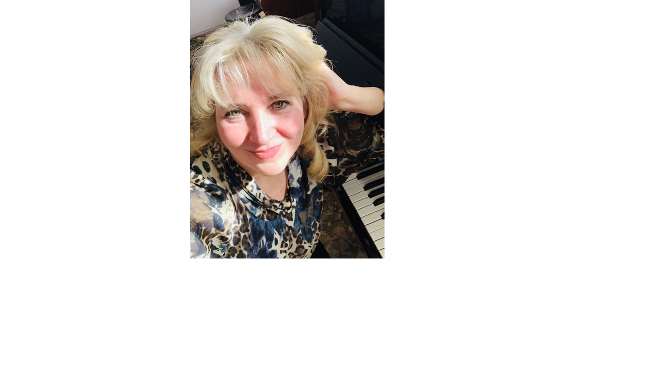 Играет тихо фортепиано. Посвящение С. Т. 8736