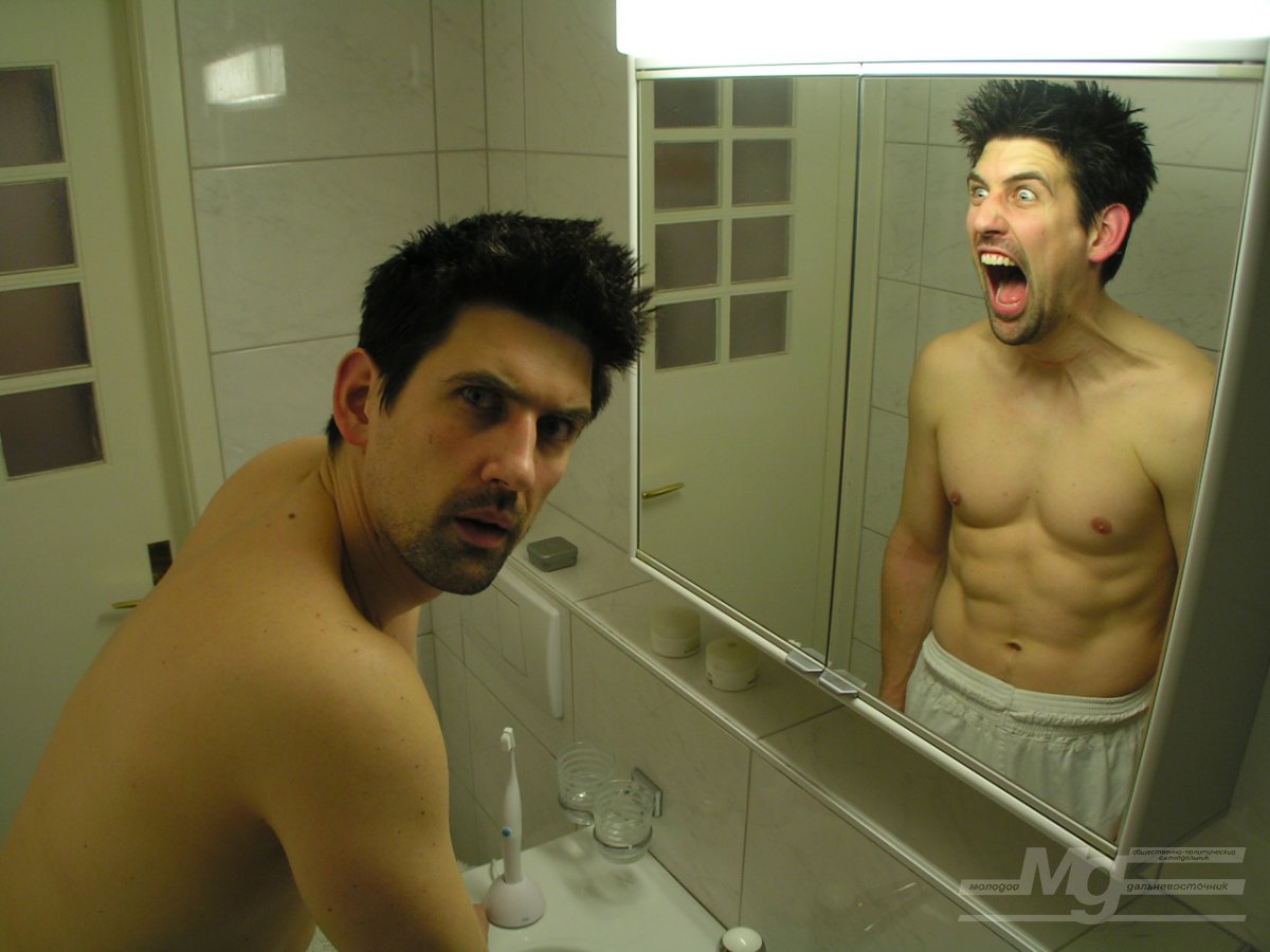 Ненавижу свое отражение. Зеркало и человек смешной. Человек в зеркале. Отражение мужчины в зеркале. Мужское отражение в зеркале.