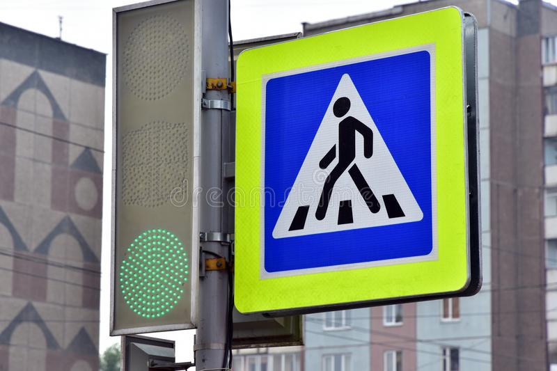 Пешеходный переход и светофор