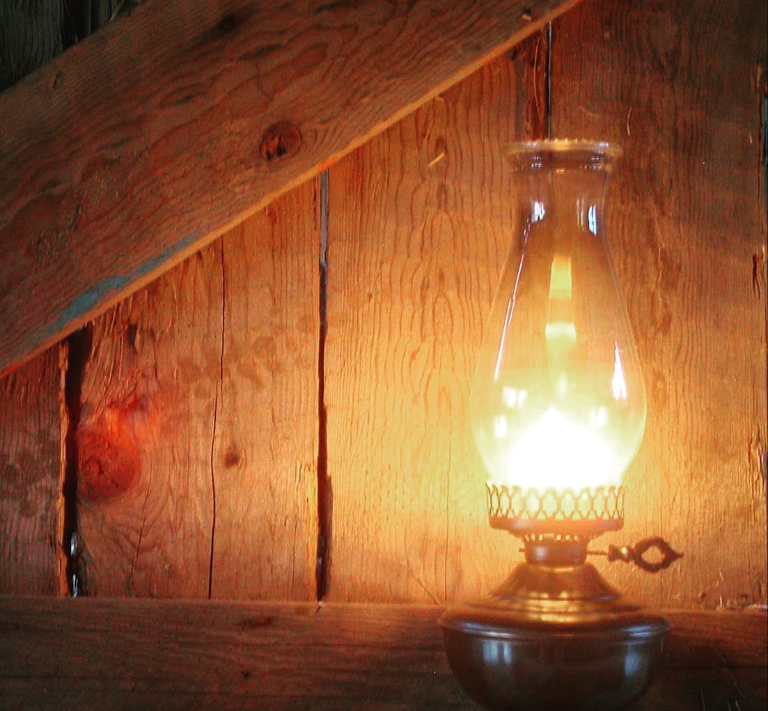 Благодатный огонь во внуково 3. Лампадка горит. Лампада горит. Лампадка с огнем. Горящая лампада.