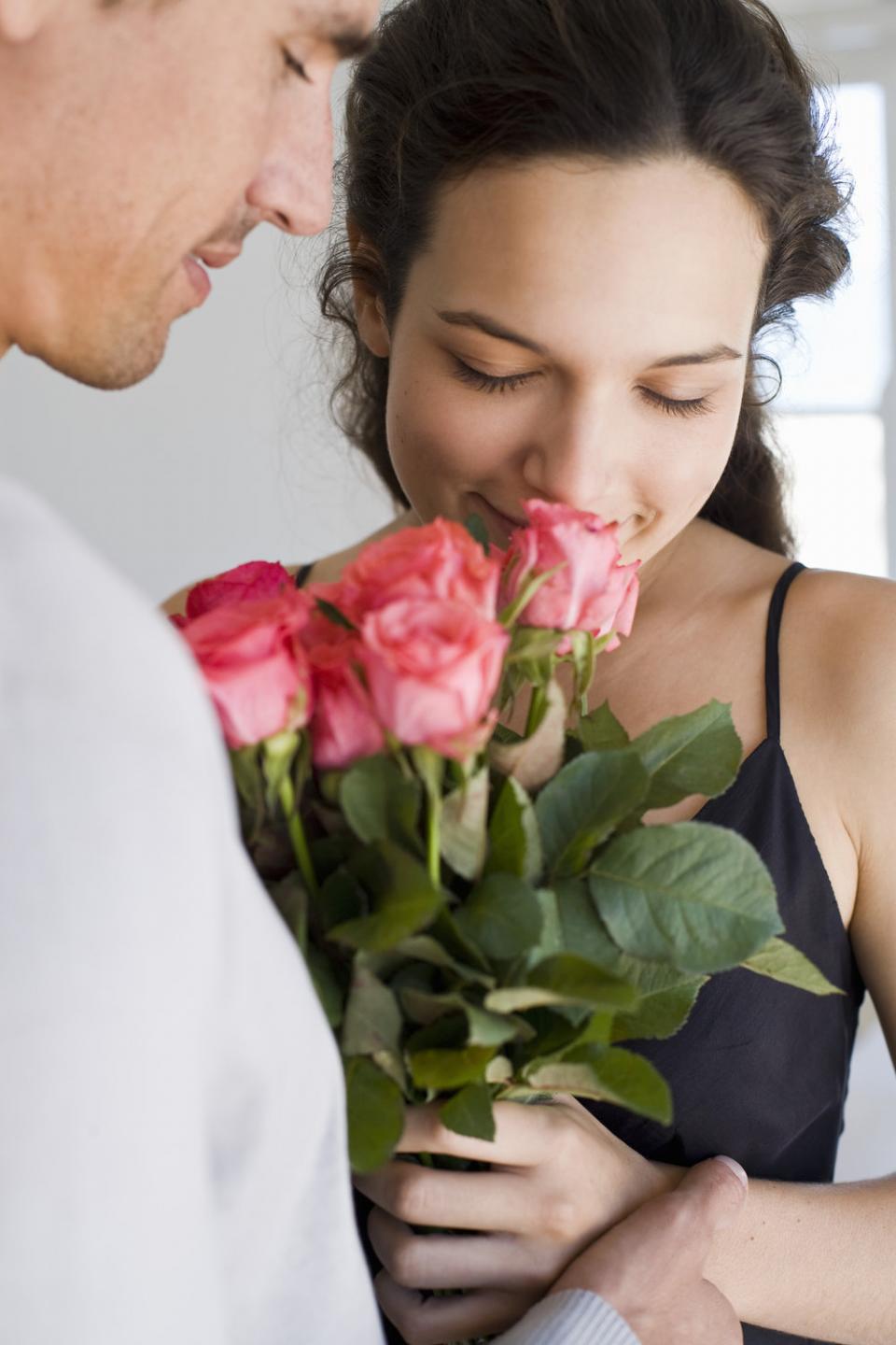 Романтик жена мужу. Мужчина дарит цветы. Парень дарит девушке цветы. Мужчина дарит цветы женщине. Парень даёт девушке цветы.