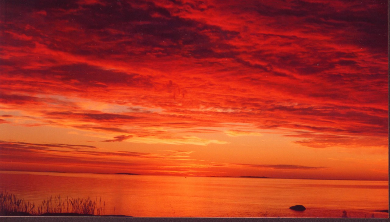 Красный закат предложение. Красный закат. Красное солнце на закате. Багряный рассвет. Красный закат над морем.