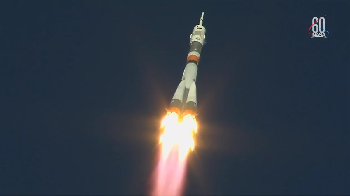 Я слова улыбкой окантую