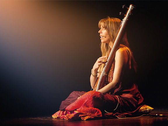 Слушать дев. Дэва премал. Deva premal фото. Девушка в наушниках поет. Слушать дев.