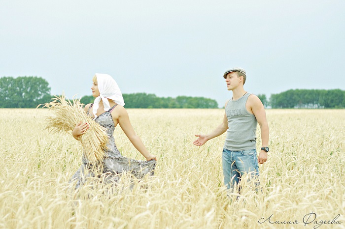 Группа людей в поле. Фотосессия в пшеничном поле. Фотосессия с парнем в пшеничном поле. Фотосессия в поле летом. Фотосессия в пшеничном поле семейная.