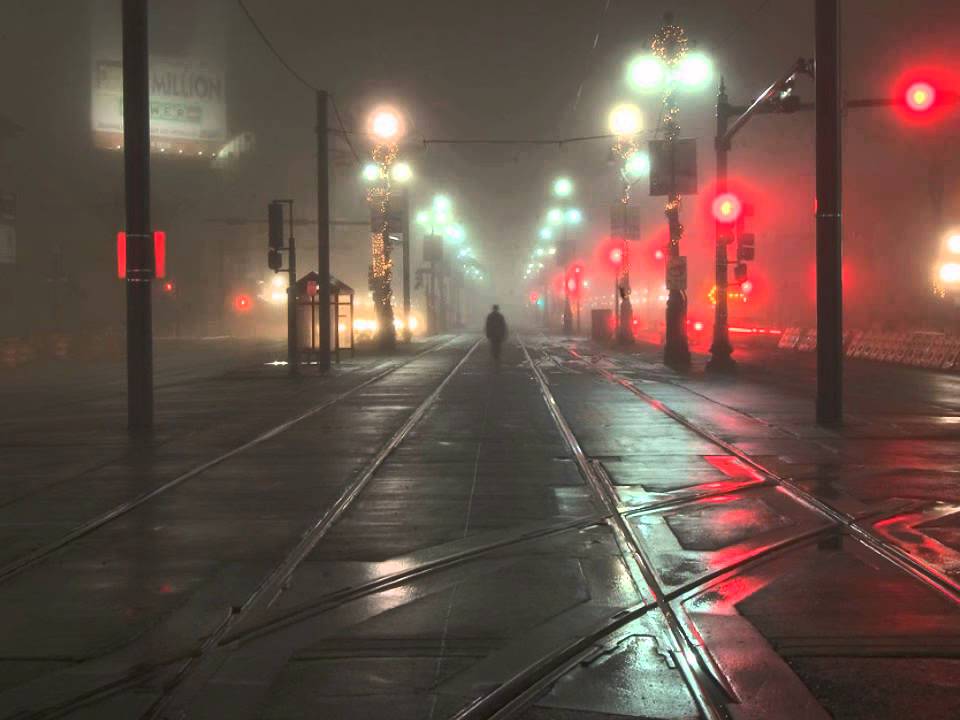 Город туман вечер. Туман ночь город. Город в тумане. Туманная улица. Ночной город в тумане.