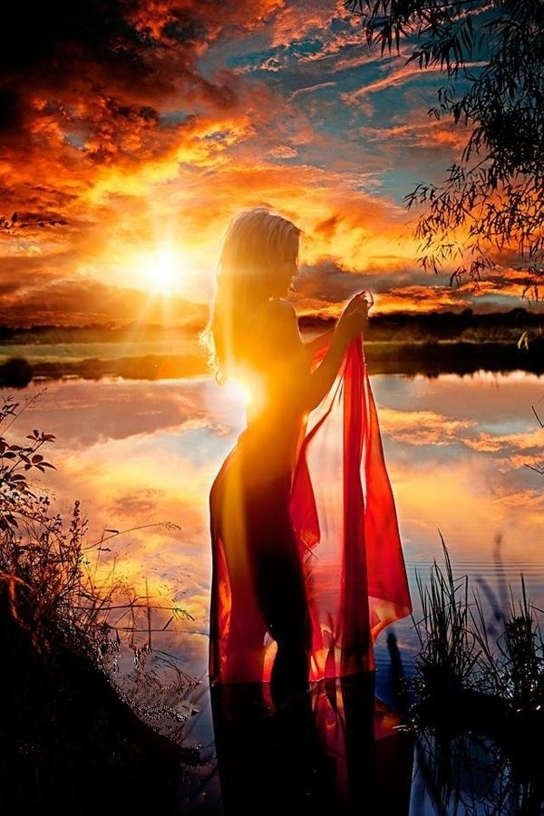 Картина девушка в лучах солнца