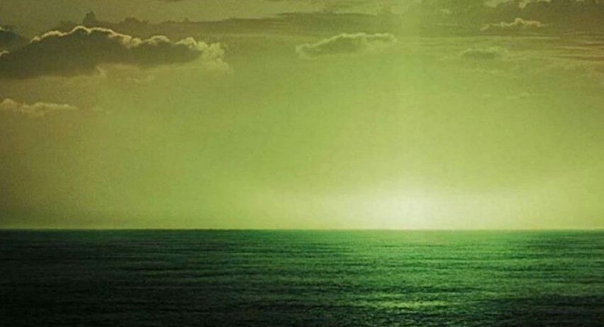 Зеленый луч мелькнет на склоне дня