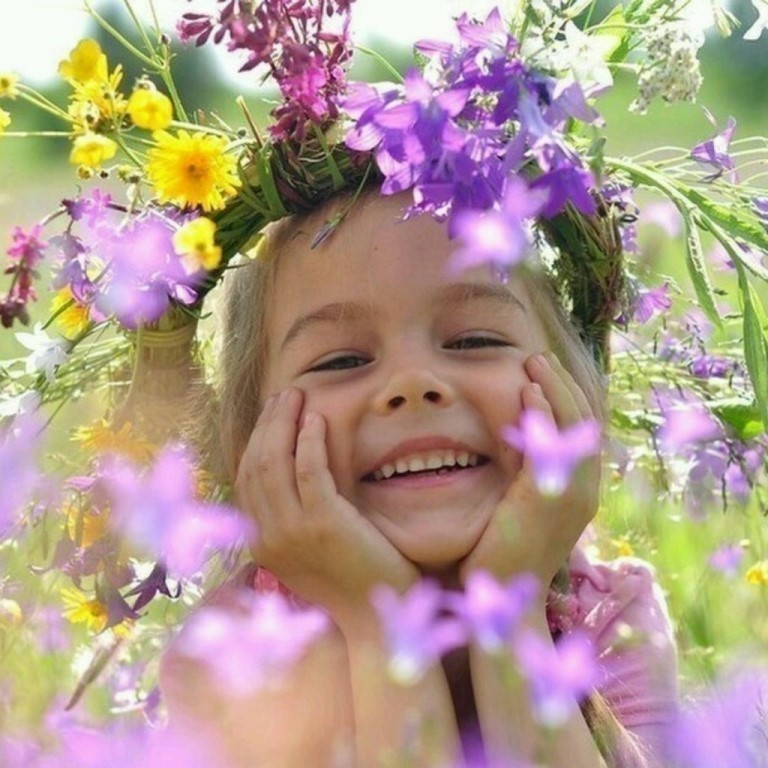 Желаю всего самого прекрасного и светлого. Высказывания о радости. Пожелания радости жизни. Фотоаппарат с ромашками. Радуемся новому дню.