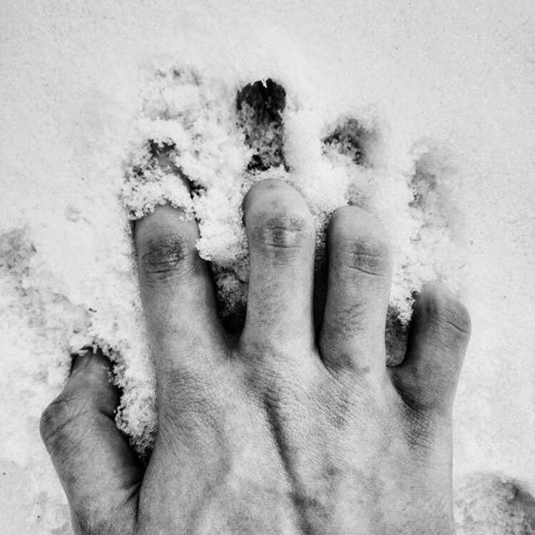 Холодно в 3 степени. Ледяные руки. Снег в руках.