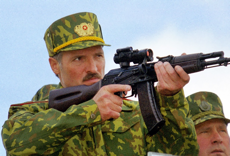 Коля лукашенко в бронежилете. Лукашенко с автоматом 2020. Коля лукашенко с автоматом. Лукашенко тратата. Лукашенко с автоматом.