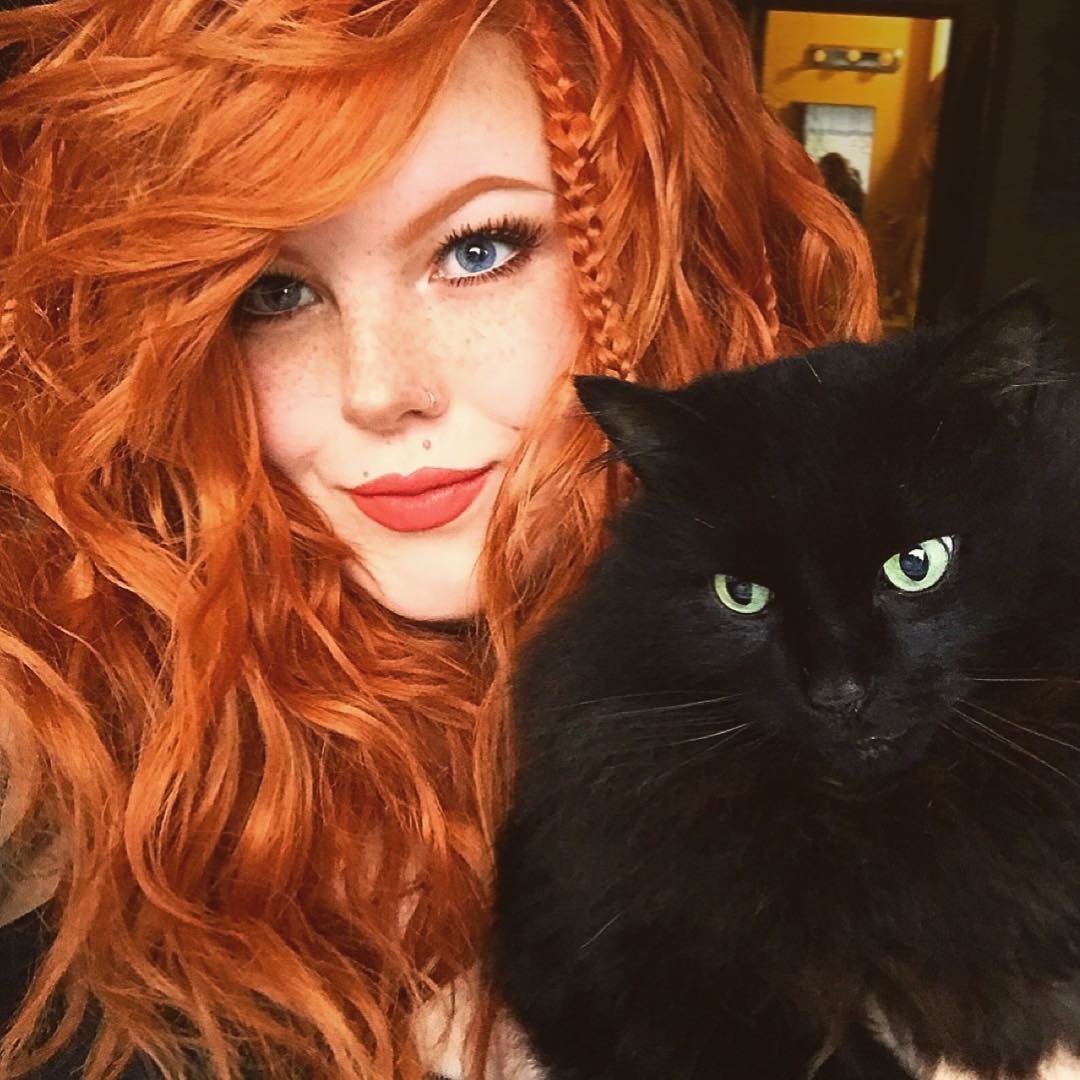 Рыжая девушка с котом