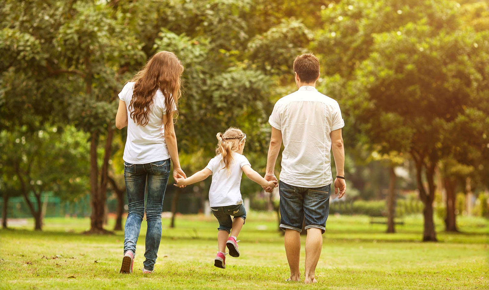 Мама папа ребята. Семья на прогулке. Семья гуляет в парке. Дети в парке. Счастливая семья на прогулке.