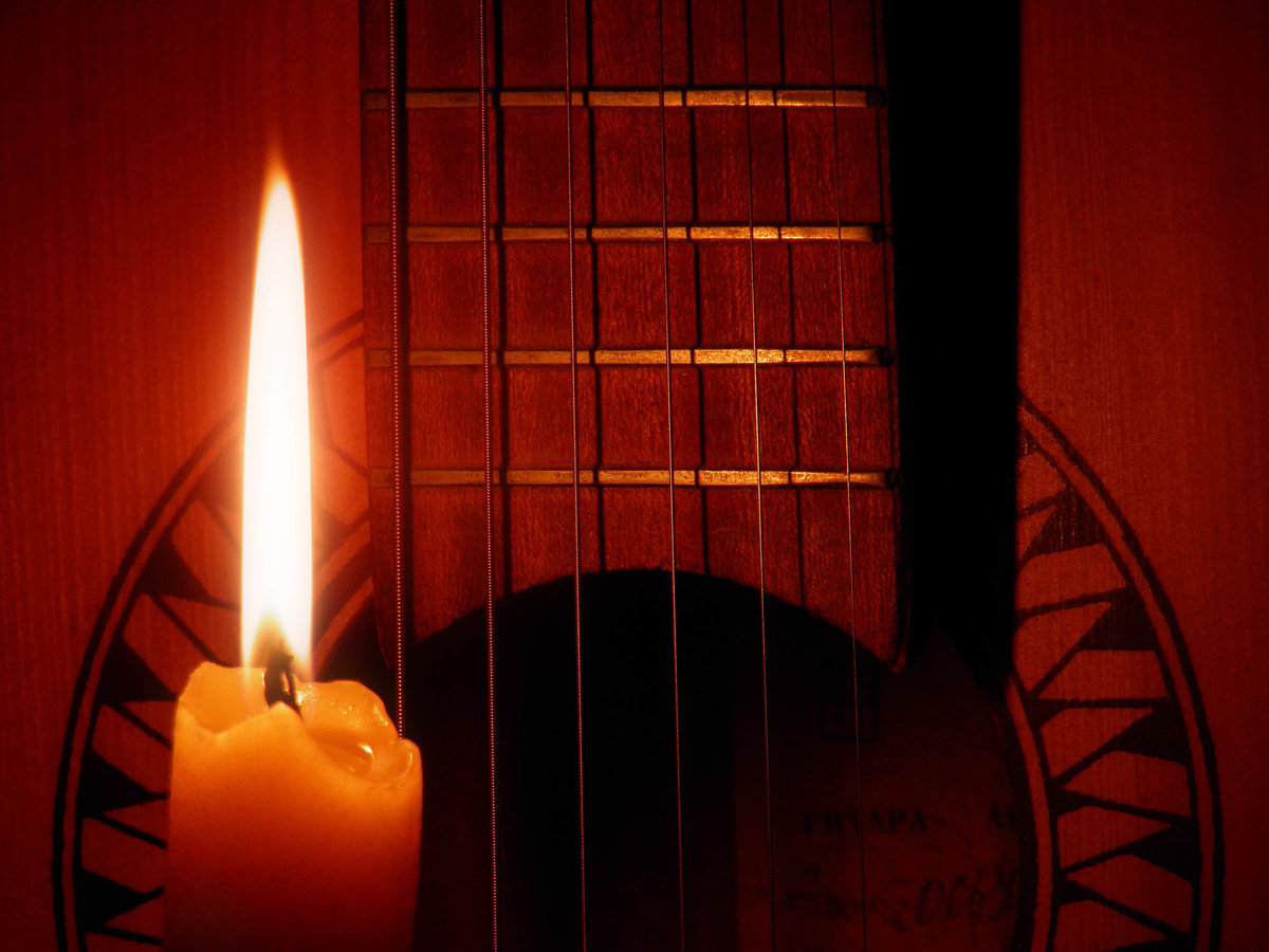 Песня видео свечи. Вечная память музыканту. Гитара свеча. Память ушедшим музыкантам. Свеча памяти и гитара.