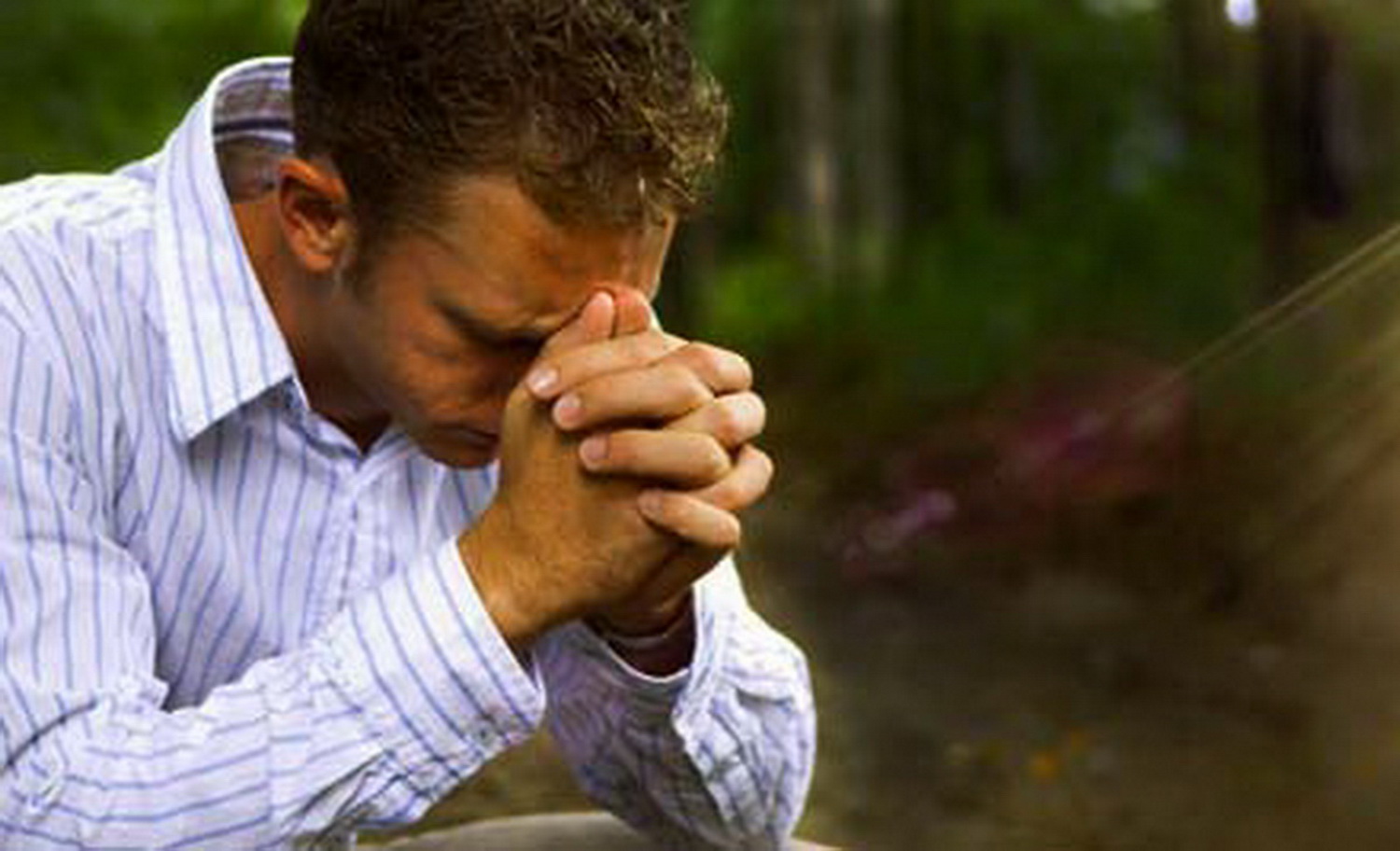 Мужчина молится