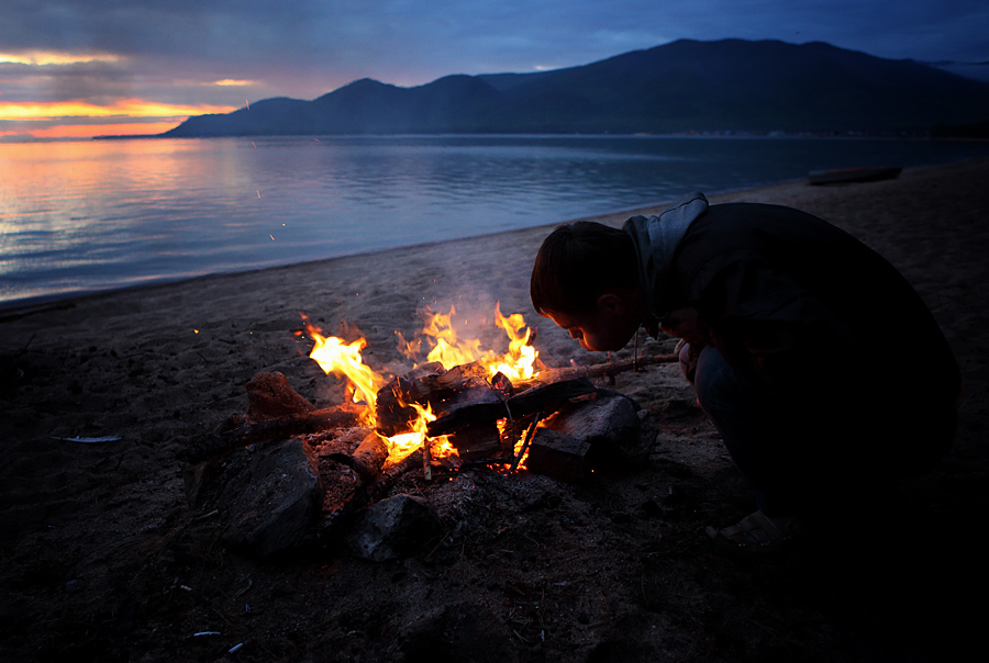 Костер и море