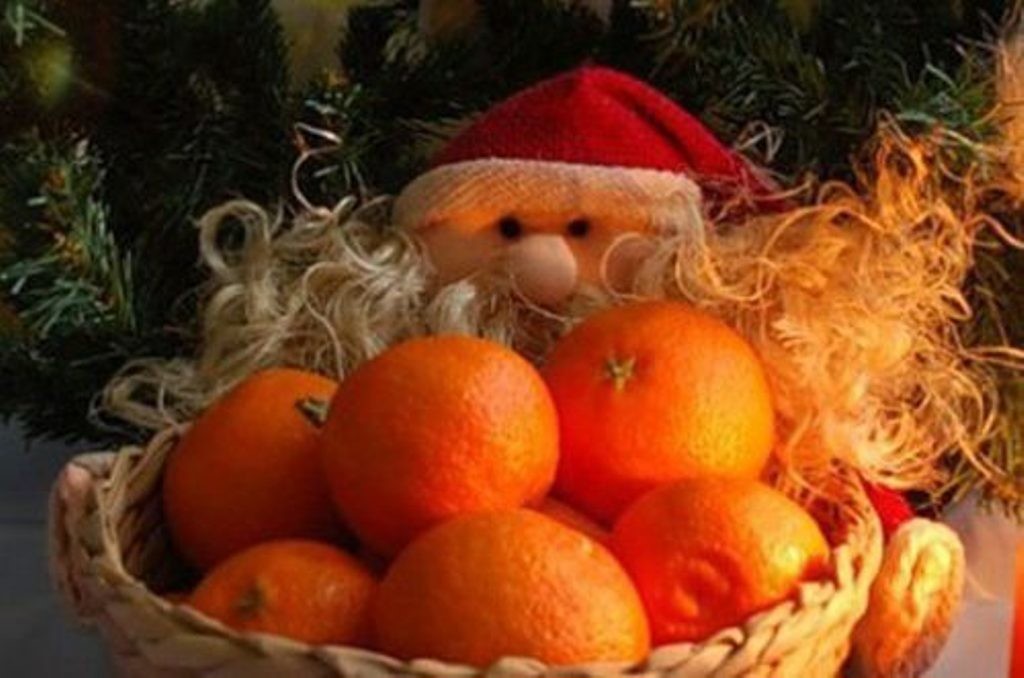 Мандарин мороз. Новогодний мандарин.. Дед Мороз с мандаринами. Мандарины и елка. Новый год мандарины елка.