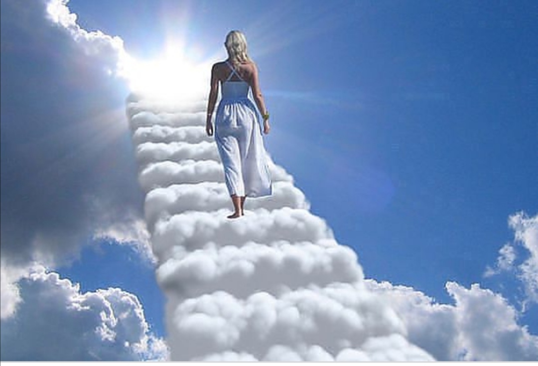 Полет в небе. Женщина исцеление самоценность. Свобода души. Девушка в полете. Полет души.